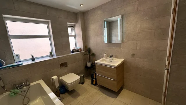 Bathroom_1_1763573383807