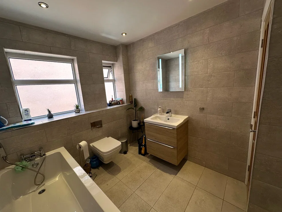 Bathroom_1_1763573383807