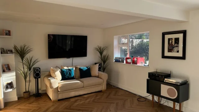 Kitchen-sitting-area_1_1763573383729