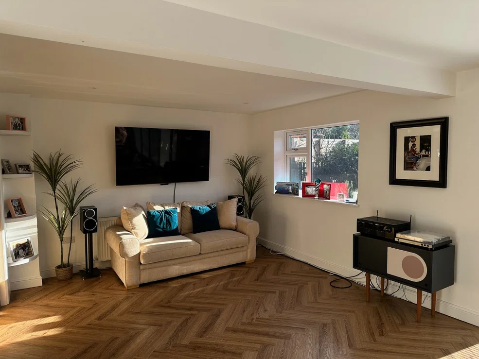 Kitchen-sitting-area_1_1763573383729